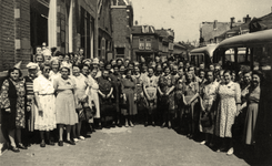 604971 Groepsportret van deelneemsters aan een rijpot bij de Van Alphenschool (Abstederdijk 32) te Utrecht.N.B. Bij een ...